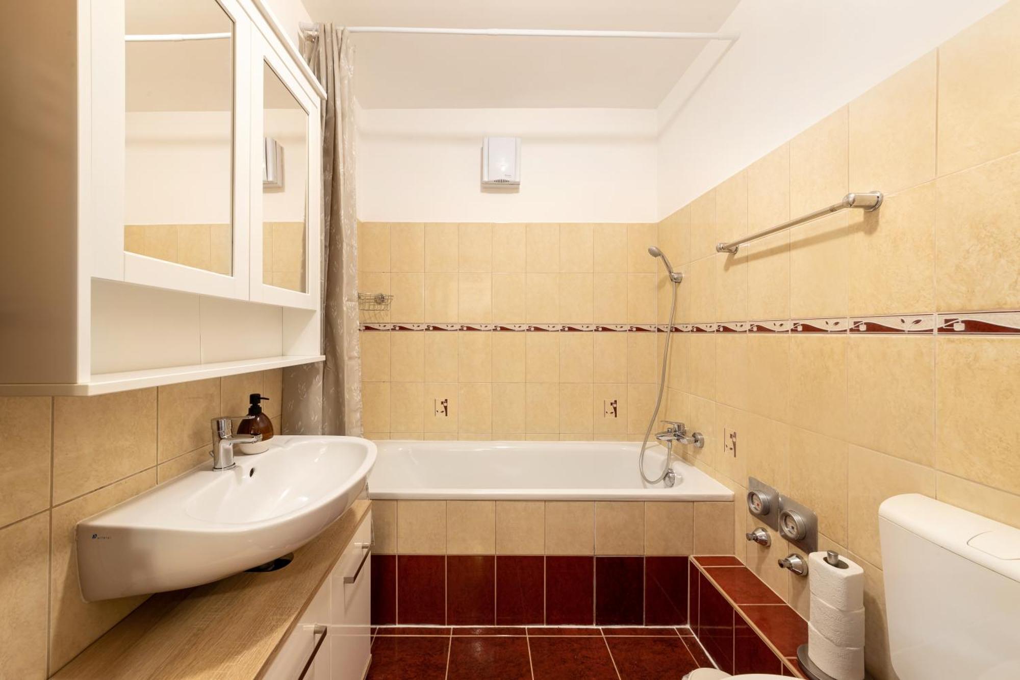 Center Budget Apartment Inside Free Parking Self Check-In Free Streaming Ac Balcony Budapest Extérieur photo